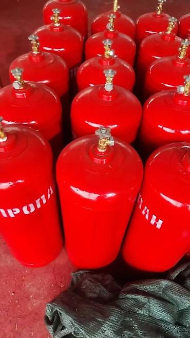 Газовые баллоны для пропана, окрашенные в красный цвет с белой