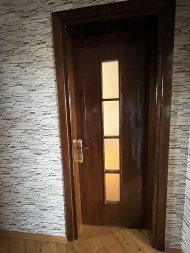 dsp taxta qiymeti: Tünd qəhvəyi rəngdə, dörd şüşəli pəncərəsi olan daxili qapı. Bu qapı