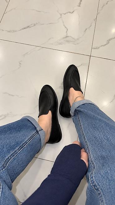Мокасины и лоферы: Qadın üçün klassik qara loafer ayaqqabılar - Model: slip-on loafer - — 3