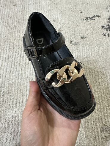 домашняя обувь: 1. Туфли новые. Не успели поносить. Размер 27. 18,5 см стельки. Отдам