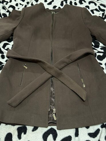 Dəstlər, kostyumlar: İkinci el paltarlar Məhsul: 2 ədəd üst geyimi dəsti 1) Qolsuz qadın — 6