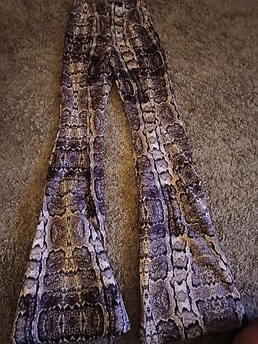 satenske helanke: Ženske pantalone Blondy – zmijski print, zvonare - Brend: Blondy — 2