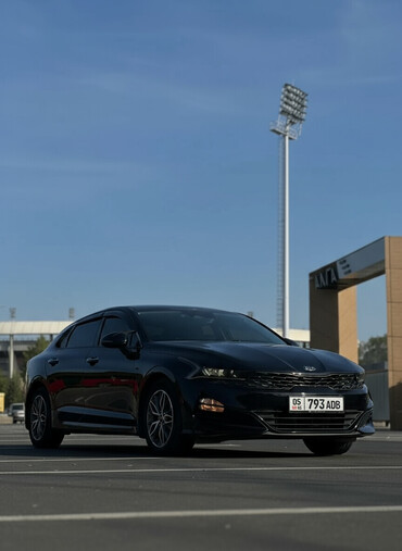 широкий морда: Kia K5: 2020 г., Седан