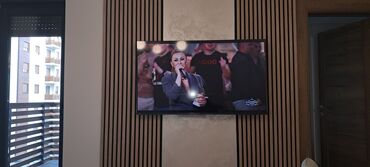 Kreveti: Ugradni TV panel sa dekorativnim lamelama + tapacirani francuski ležaj — 1