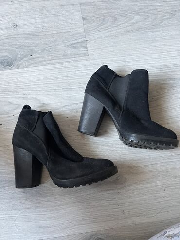 Bershka, Ölçü: 35, rəng - Qara, İşlənmiş