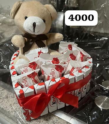 mala stega: Poklon aranžman – srcolika korpica od Kinder čokoladica sa plišanim — 1