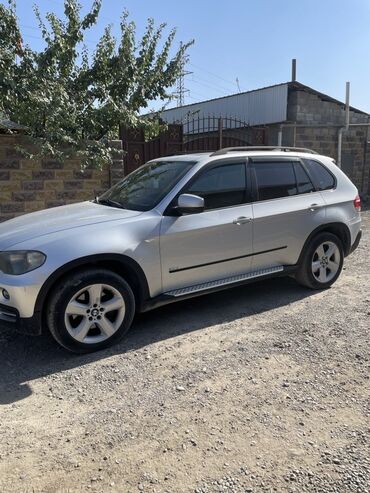 беха машина: Кроссовер BMW X5 серебристого цвета с характерным дизайном и