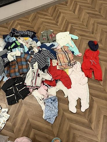 Комплекты одежды: Большой лот детской одежды (малыши 0–12 мес, ориентировочно). В наборе — 1