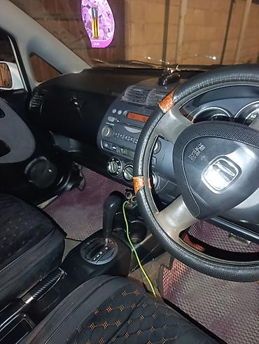машины в кузове купе: Honda Fit: 2002 г., 1.3 л, Автомат, Бензин, Хэтчбэк — 4