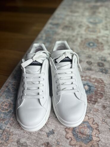 Krasofkalar və idman ayaqqabıları: Dolce & Gabbana brendi olan ağ rəngli dəri kişi krossovkalar — 8