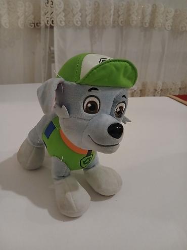 oyuncaq qutusu: Paw Patrol personajından Rocky yumşaq oyuncağı.tezedir istifade — 2