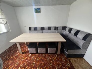 современные кухонные столы: Кухонный уголок с большим обеденным столом и пуфами - Комплектация