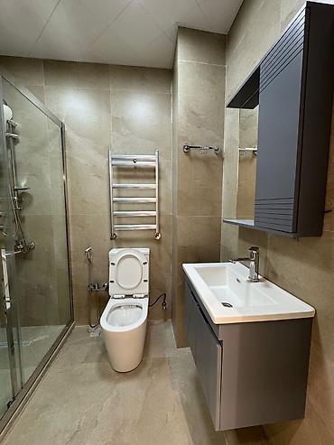 Uzunmüddətli kirayə mənzillər: Mərtəbə:6/14 Sahə:52 kv Otaq: 2 (düzəlmə) İnşaatçılar Metrosunun düz — 10