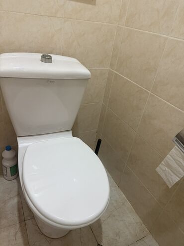 Duş kabinaları, arakəsmələr: Ağ rəngdə unitaz və ayaqlı çanaq dəsti hamam otaqları üçün uyğundur