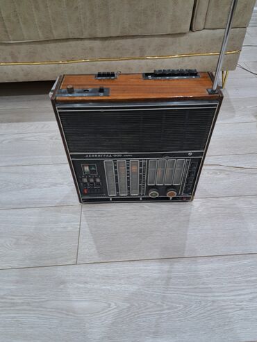 taxta qaşıq: Retro radio qəbuledicisi – “Ленинград-006 Стерео” Xüsusiyyətlər: -