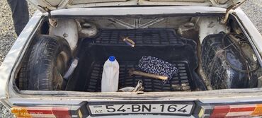 VAZ (LADA): VAZ 2106 (klassik “Jiguli”) – ağ rəngli sedan Xarici: - Dördgöz ön — 8