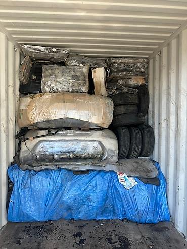 грузовой обмен: Контейнер, наполненный разнообразными автомобильными запчастями — 4
