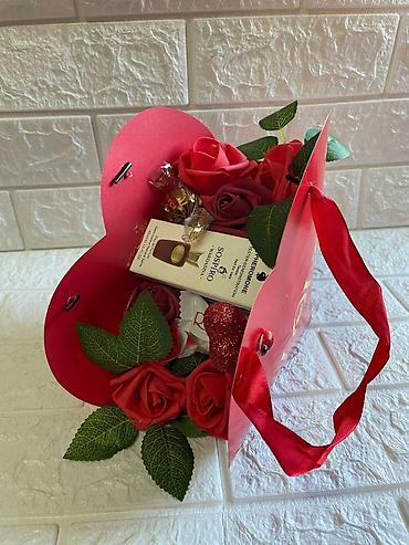 Kompleti namirnica: Poklon setovi u dekorativnim kutijama Elegantno aranžirani poklon — 26