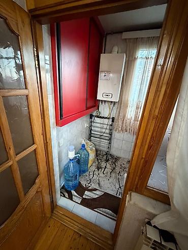 divar refleri: Ev satilir. 2 otagli ev 3 peredelka olunmuş. Kombisi var, senedleri — 8