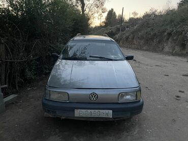 Автомобиль Volkswagen Passat B3 серебристого цвета, представленный на