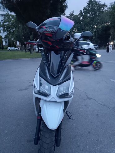скутера водные: Белый скутер Jet Moto с черными акцентами. Оснащен передними фарами и