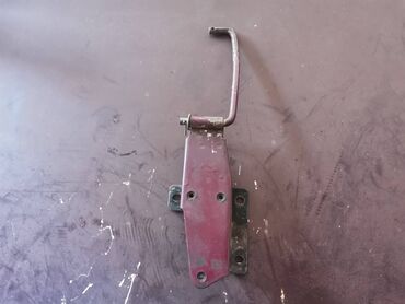 Auto delovi: Drzac prednje haube Lada 21213,21214 Niva br.1. Polovno, ocuvano — 1