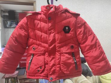 куртка красная: Продаются зимние куртки на 3-4 года. 400с. Куртка хаки подойдёт