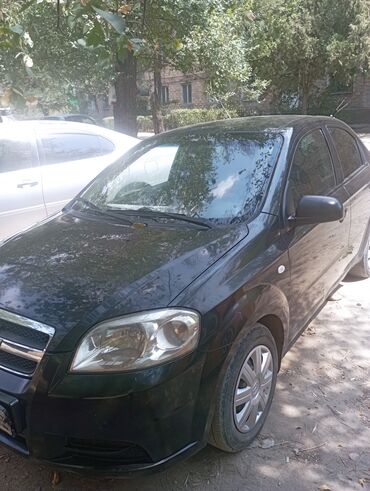 малолитражка авто: Черный седан Chevrolet Aveo, подходящий для повседневных поездок и