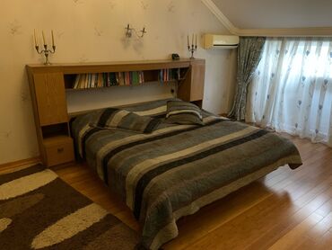 Кровати: Б/у, Двуспальная кровать, Без подьемного механизма, С матрасом