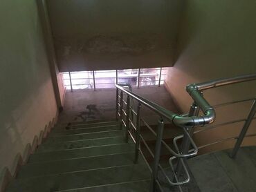 Ofislər: Gənclik metrosuna yaxın yol kənarı ümumi sahəsi 220 kv,m olan — 2