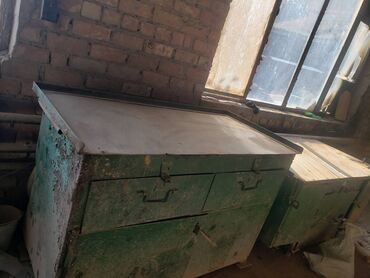 скупка не рабочих инструментов: Продаю два металических стола и всякую мелочь