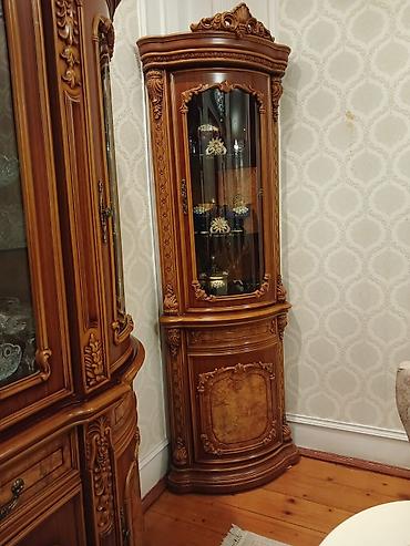 kombi dolabı: Klassik üslubda bəzədilmiş künc vitrini - Material: təbii ağac — 1