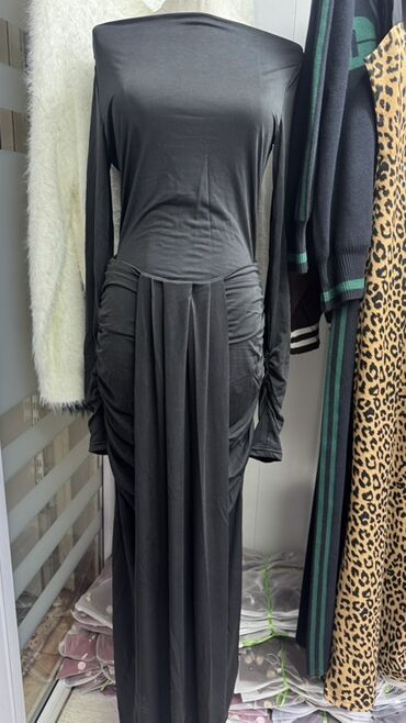 длинное трикотажное платье в пол: Длинное женское платье в черном и молочном цвете. - Силуэт