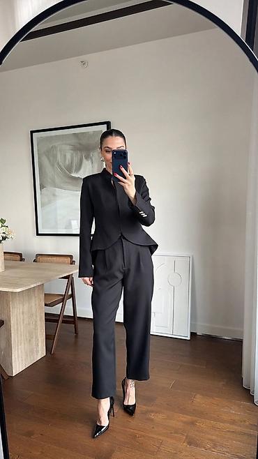 pantalone sat: Komplet – sako i pantalone crna boja. - Sako: strukiran kroj sa lagano — 1