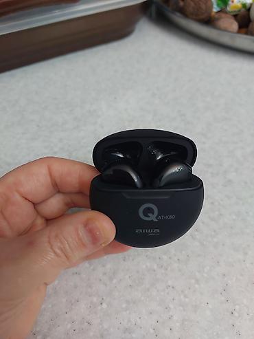 simsiz mikrofon: Aiwa Q AT-X80 simsiz qulaqlıq - Şık qara rəng, kompakt dairəvi şarj — 1