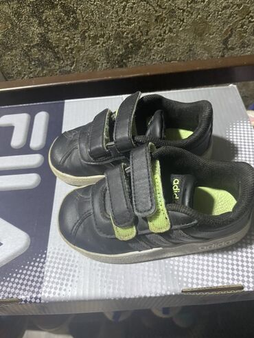 пальто детское: Детские кроссовки adidas - Модель: низкие кеды/кроссовки на липучках