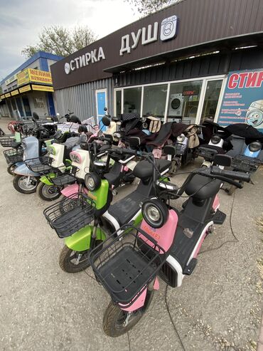 Скутеры: Электронные мопеды Стоимость: 40.000 Скорость: 40км/ч Заряжается