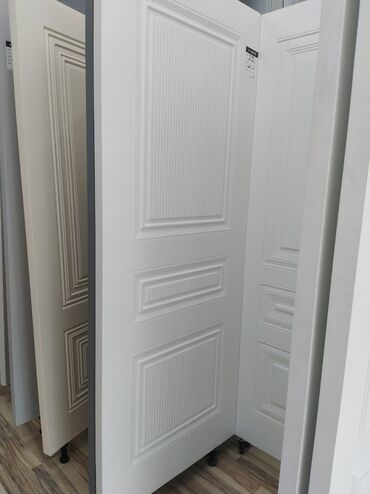 çiya toxumu ile ariqlamaq: Ağ rəngdə, klassik dizaynlı qapı. Panellərdən ibarət olan bu qapı