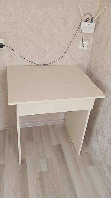 3d qelem: Dördbucaq masa, Stulsuz, Polkasız, Siyirməli — 3