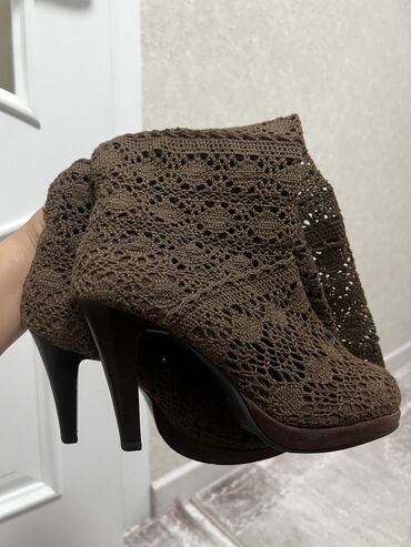 женская летняя обувь: Продаю,летние вязанные сапоги)в идеальном состоянии всего за