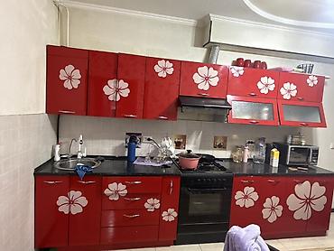 Кухонный гарнитур с фасадами в глянцевом красном цвете и крупным