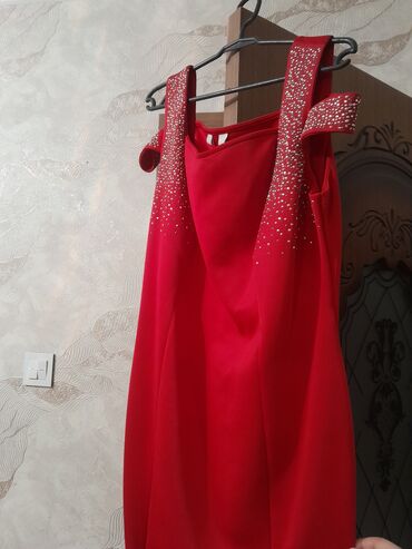 вечерние бордовые платья: Qırmızı ziyafət donu - Parlaq qırmızı rəngdə, düz kəsimli uzun model