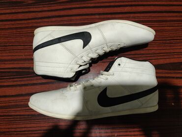 белый nissan: Кроссовки и спортивная обувь
