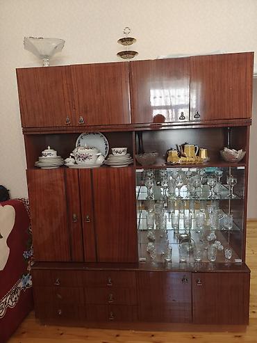 qab skafi: Mebel vitrin-divan qab dolabı - Material: laklı ağac səth, klassik — 2