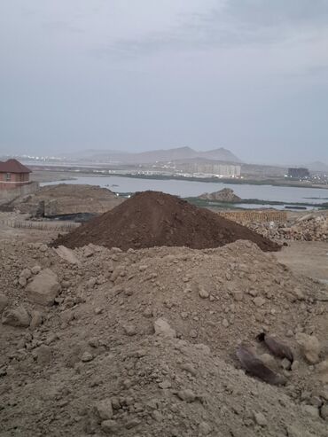 Digər tikinti daşları: Təsvir: - Döküntü torpaq/şevrelənmiş torpaq materialı - Yük maşını ilə — 8