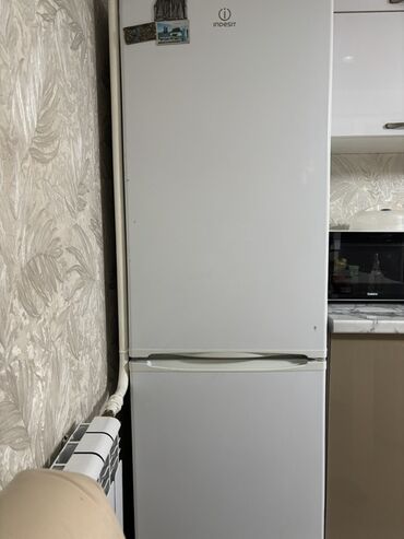 печка для кухня: Муздаткыч Indesit, Эки камералуу