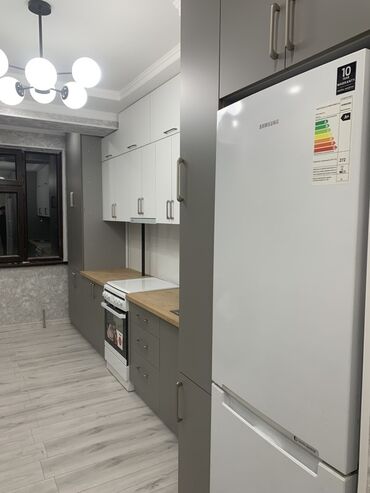 кухонные шкафчики: Кухонный гарнитур, выполненный в современном стиле, предлагает
