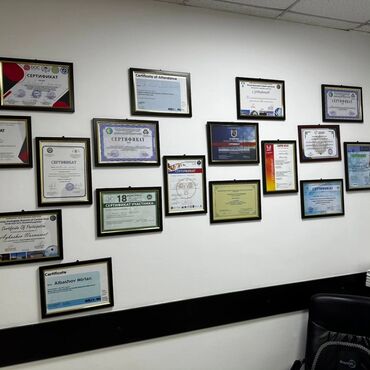 Картины: Картина с изображением цветов в вазе, оформленная в раму. Рама имеет — 11