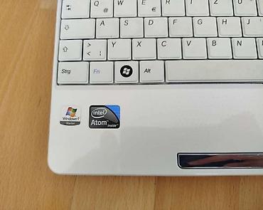 Ostali laptopovi i netbook računari: Kompaktan mini beli Laptop 10" sa punjacem i torbicom, donet iz — 10