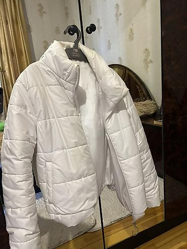 Dəstlər, kostyumlar: Qadın geyim dəsti – 4 məhsul 1) Puf şişmə qısa kurtka – ağ - Yüngül — 1